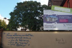 Tag sur le mur d'un des pavillon promis à la destruction