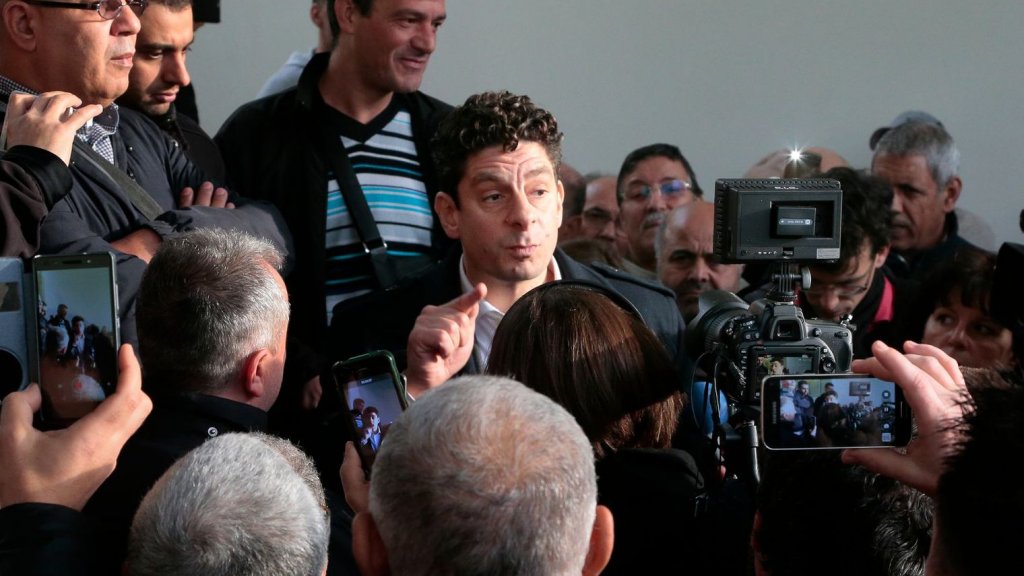 l-avocat-fiodor-rilov-centre-represente-d-anciens-employees-de-psa-et-annonce-la-decision-de-la-cour-le-15-decembre-2015-a-aulnay-sous-bois_5484194